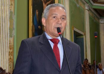 Vereador Téo Senna critica aditivo no contrato do VLT do Subúrbio