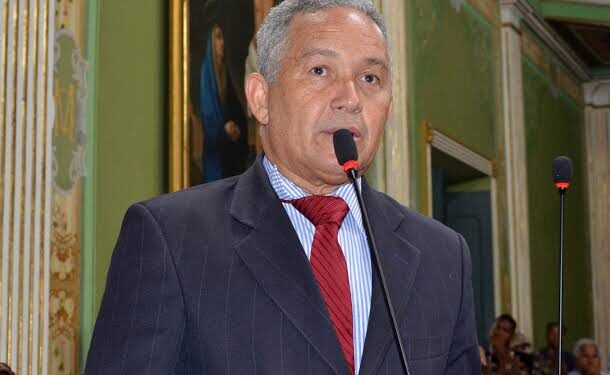 Vereador Téo Senna critica aditivo no contrato do VLT do Subúrbio