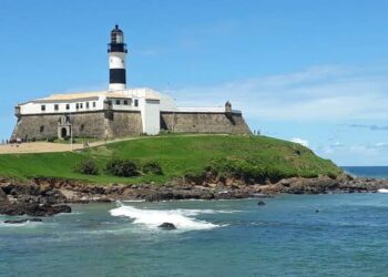 Corpo é encontrado com marca de tiros na praia do Farol da Barra