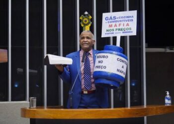 Isidório se cala diante da ação de Rui Costa contra a redução do ICMS dos combustíveis e gás