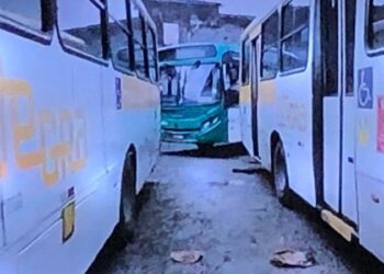 Mulher pula de ônibus para escapar de assalto em Salvador