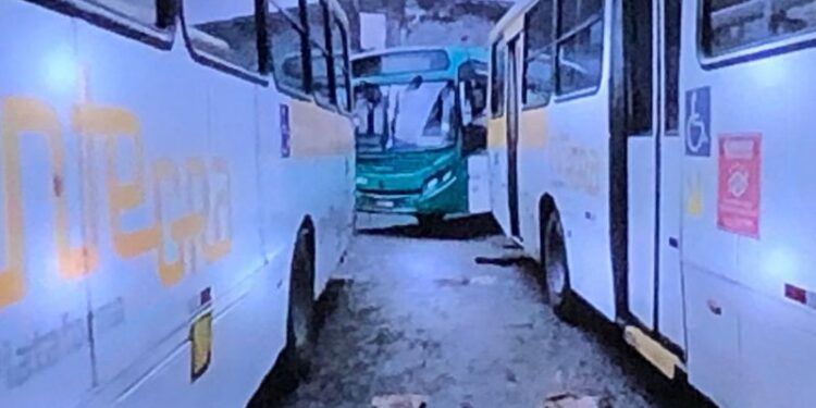 Mulher pula de ônibus para escapar de assalto em Salvador