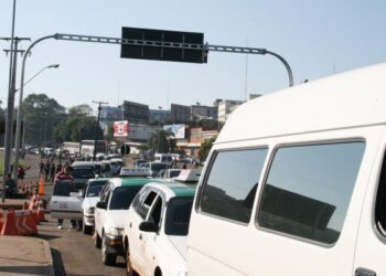 Paraguaios entram no Brasil para comprar gasolina e comida mais baratas