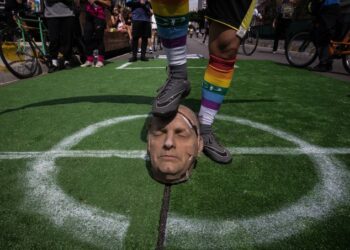 Ódio do bem: Esquerdistas voltam a chutar, rasgar e colocar animais para defecar em réplica da cabeça do presidente Jair Bolsonaro