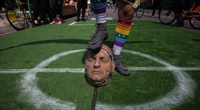 Ódio do bem: Esquerdistas voltam a chutar, rasgar e colocar animais para defecar em réplica da cabeça do presidente Jair Bolsonaro