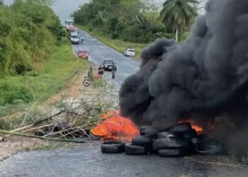 Candeias: Protesto bloqueia pista da BA-522 e cobra reforma de estrada