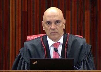 TSE decide que eleitor deve entregar celular a mesário antes de entrar na cabine de votação