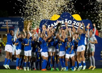 Bandeira brasileira foi barrada em comemoração da seleção feminina