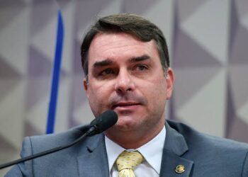 “Esse cachaceiro é o próprio demônio”, diz Flávio Bolsonaro, sobre Lula