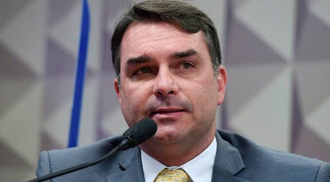 “Esse cachaceiro é o próprio demônio”, diz Flávio Bolsonaro, sobre Lula