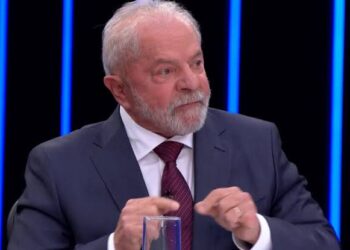 BOMBA: Lula é flagrado supostamente recebendo respostas prontas durante entrevista ao Jornal Nacional