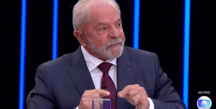 BOMBA: Lula é flagrado supostamente recebendo respostas prontas durante entrevista ao Jornal Nacional