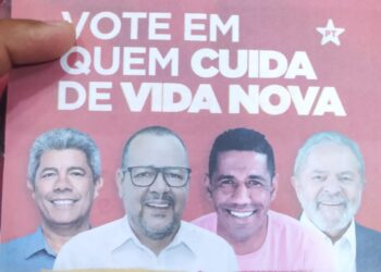 Candidato a deputado federal pelo PL baiano distribui seus santinhos com Lula, Jerônimo e Jacó