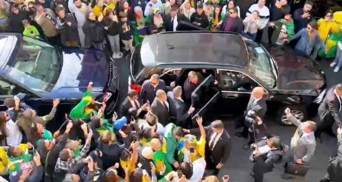 Seguranças ingleses que cuidam de Bolsonaro se assustam com a quantidade de pessoas nas ruas para vê-lo