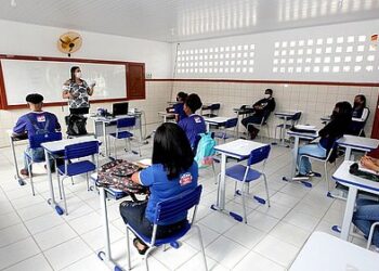 Professores da rede estadual baiana paralisam aulas contra PL dos precatórios