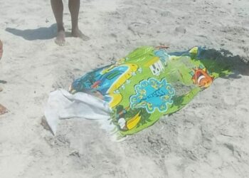 Homem é executado a tiros em praia lotada de Ilhéus e esposa grávida fica baleada