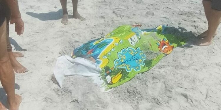 Homem é executado a tiros em praia lotada de Ilhéus e esposa grávida fica baleada