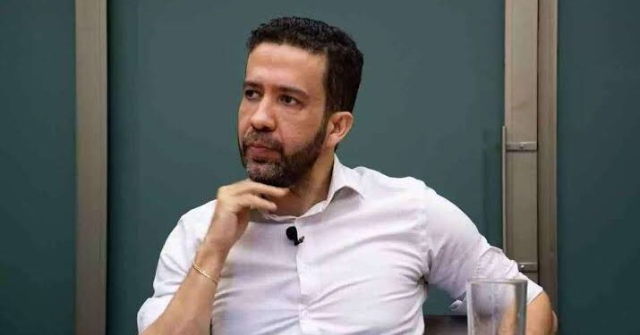 Nikolas Ferreira desvenda fake inventada sobre ele e descobre que André Janones seguia ator gay que foi usado na trama