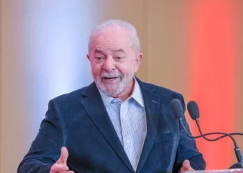 Após negar ida ao SBT, Lula foge também do debate da Record