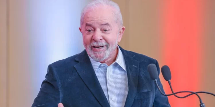 Após negar ida ao SBT, Lula foge também do debate da Record