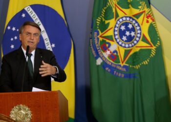 ‘O UOL, a Folha, o Estadão, O Globo e o TSE fazem parte do sistema e querem me tirar daqui’, diz Bolsonaro