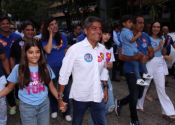 ACM Neto comparece para votar ao lado das filhas