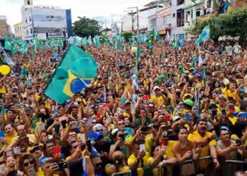 Bolsonaro atrai multidão em Guanambi, interior da Bahia