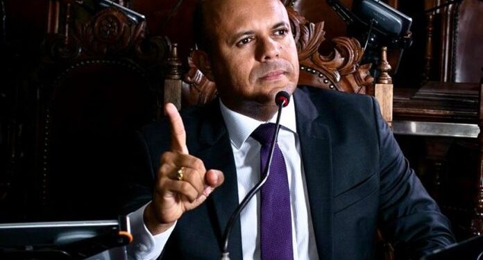 “Às vésperas do 2º turno, Geraldo Júnior demonstra desprezo com povo do Subúrbio e cria comissão eleitoreira”, diz Kiki Bispo