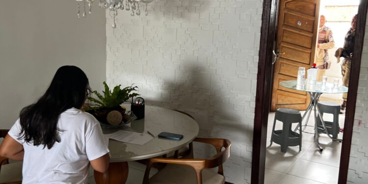 BOMBA! Campanha de Jerônimo persegue primeira-dama de Candeias e pede busca e apreensão em residência