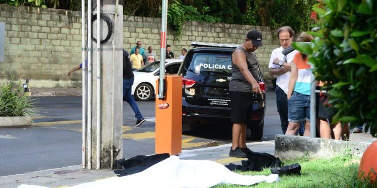 Segurança morre e outro é baleado em tentativa de assalto em área nobre de Salvador