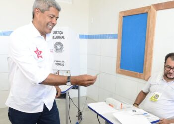 Jerônimo Rodrigues vota em Brotas e fala em vitória