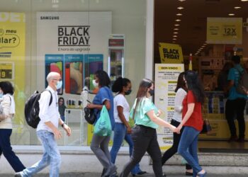 Desemprego cai a 8,7% e é o menor desde 2015, diz IBGE