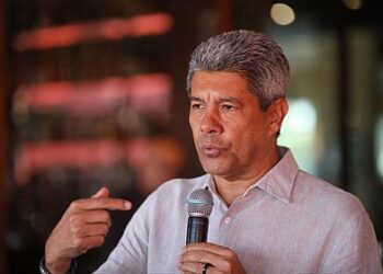 Justiça Eleitoral volta a punir Jerônimo por não aparecer na sua própria propaganda na TV