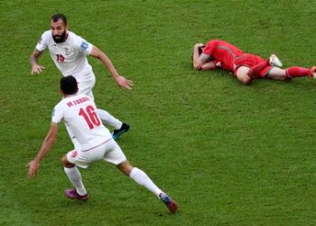 Irã pressiona, marca no fim e derruba o País de Gales