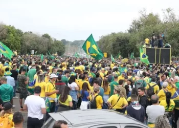 Milhões de brasileiros estão nas ruas clamando por Intervenção Federal