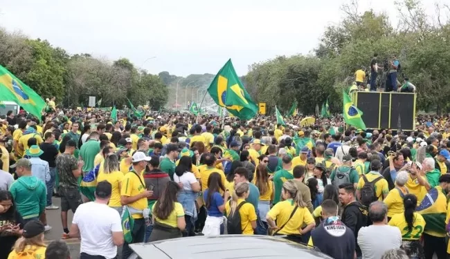 Milhões de brasileiros estão nas ruas clamando por Intervenção Federal