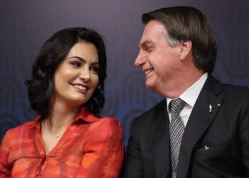 URGENTE: Michelle Bolsonaro desmente Estadão e diz que Bolsonaro não foi a hospital