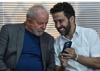 O teatro desmontado: Entenda como a milícia digital do PT arquitetou os esquemas de fake news durante a campanha presidencial