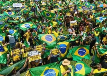Manifestantes realizam novo protesto contra Lula em Brasília