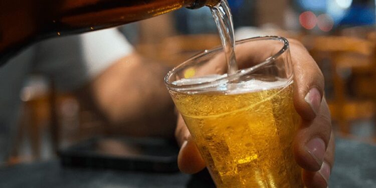 Cerveja ficará mais cara na Bahia após decreto do governo Rui Costa