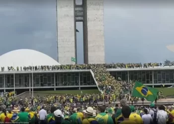 URGENTE! Manifestantes ocupam o Palácio do Planalto e o Congresso