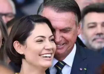 Derrubando mais uma narrativa de que o casamento estaria em crise, Michelle se declara a Bolsonaro: “Meu amor, príncipe e líder”