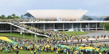 Ao menos 1.200 manifestantes são detidos em acampamento em Brasília