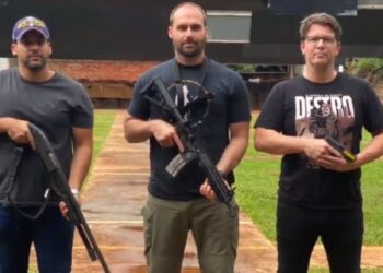 Eduardo Bolsonaro, Mário Frias e Porciuncula desmascaram comentarista da rádio Brado