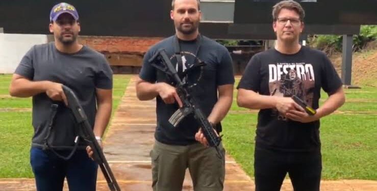 Eduardo Bolsonaro, Mário Frias e Porciuncula desmascaram comentarista da rádio Brado