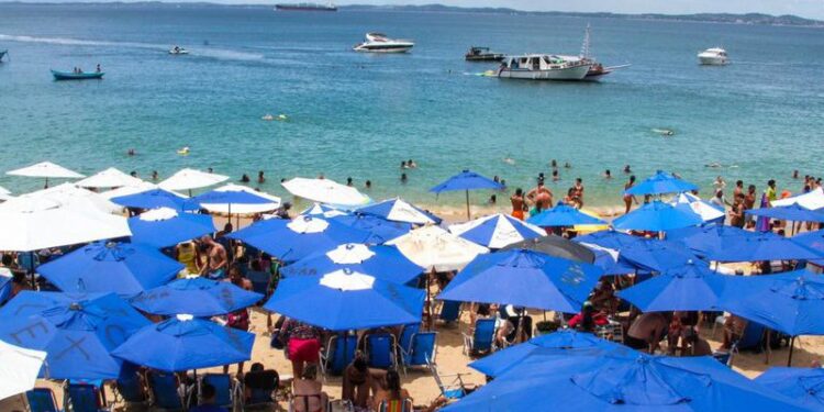 Tiroteio no Porto da Barra assusta banhistas e deixa pelo menos um ferido