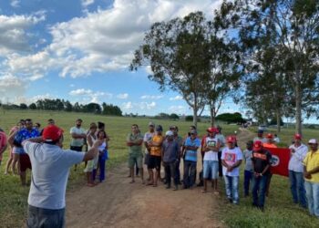 Integrantes do MST ocupam mais uma fazenda às margens da BA-250, no município de Jaguaquara