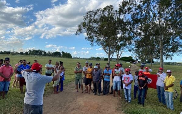 Integrantes do MST ocupam mais uma fazenda às margens da BA-250, no município de Jaguaquara