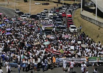 Enfermeiros baianos fazem protesto em defesa do piso nacional da categoria