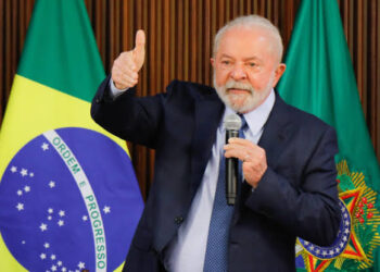 Governo Lula confirma que voltará a cobrar PIS/Cofins sobre os combustíveis